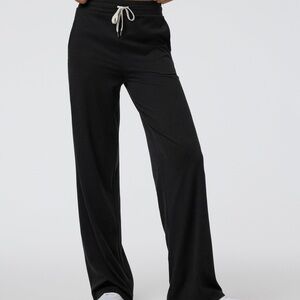 Vuori halo essential wide leg pant